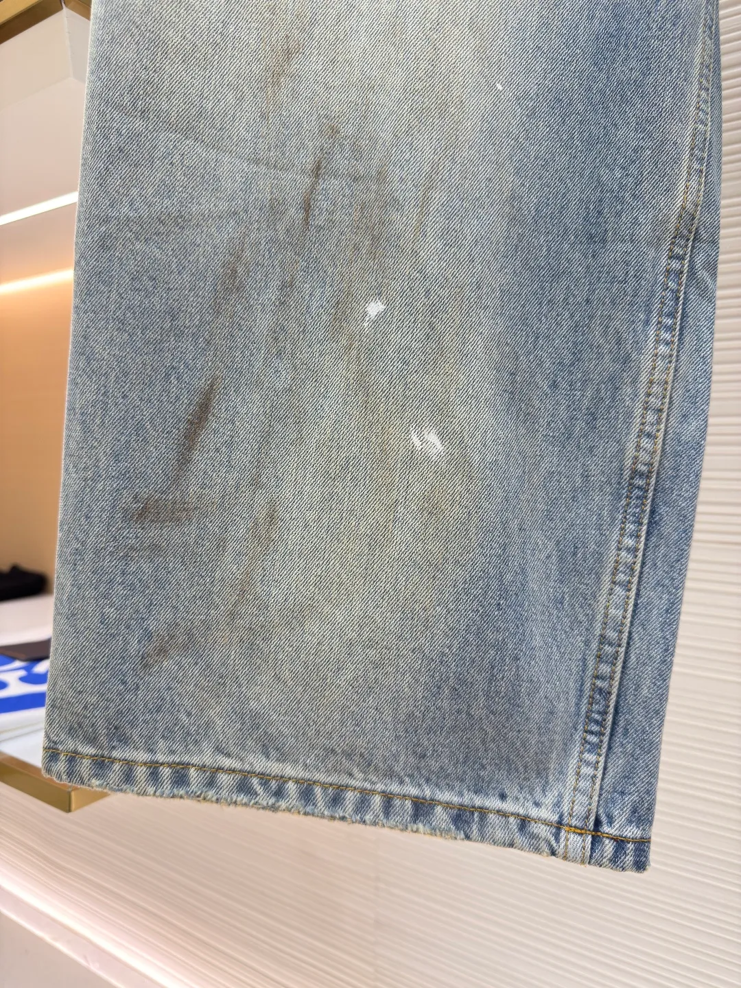 Acne Studios splash-ink loose wide-leg jeans ●Authentic product: Purchased and developed by 3704 ●Item number: 1680337-A85 ●Material: denim fabric ●Technology: frayed production ●Version: Loose fit ●Weight: about 790 grams ●Size: 42-44-46-48-50-52 ●Description: Made of long-staple cotton + 2% elastic fiber blend to ensure stiffness and moderate extensibility, suitable for loose tailoring. The fabric is first pre-shrunk to prevent deformation, and then washed with cellulase to soften the fibers to improve skin-friendliness while retaining the unique rough texture of twill.  Cellulase is used to bio-polish cotton fibers to break down surface hairiness, making the fabric feel super soft and waxy while retaining the natural breathability of cotton. Compared with traditional stone washing, this process is more environmentally friendly and reduces physical damage to fibers. The overall wiring is straight and delicate, the fabric is comfortable and soft, and the color is consistent without color difference. It can be matched with the same style to create a fashionable look and control various occasions. Customized accessories, complete with three standards, same style for men and women!